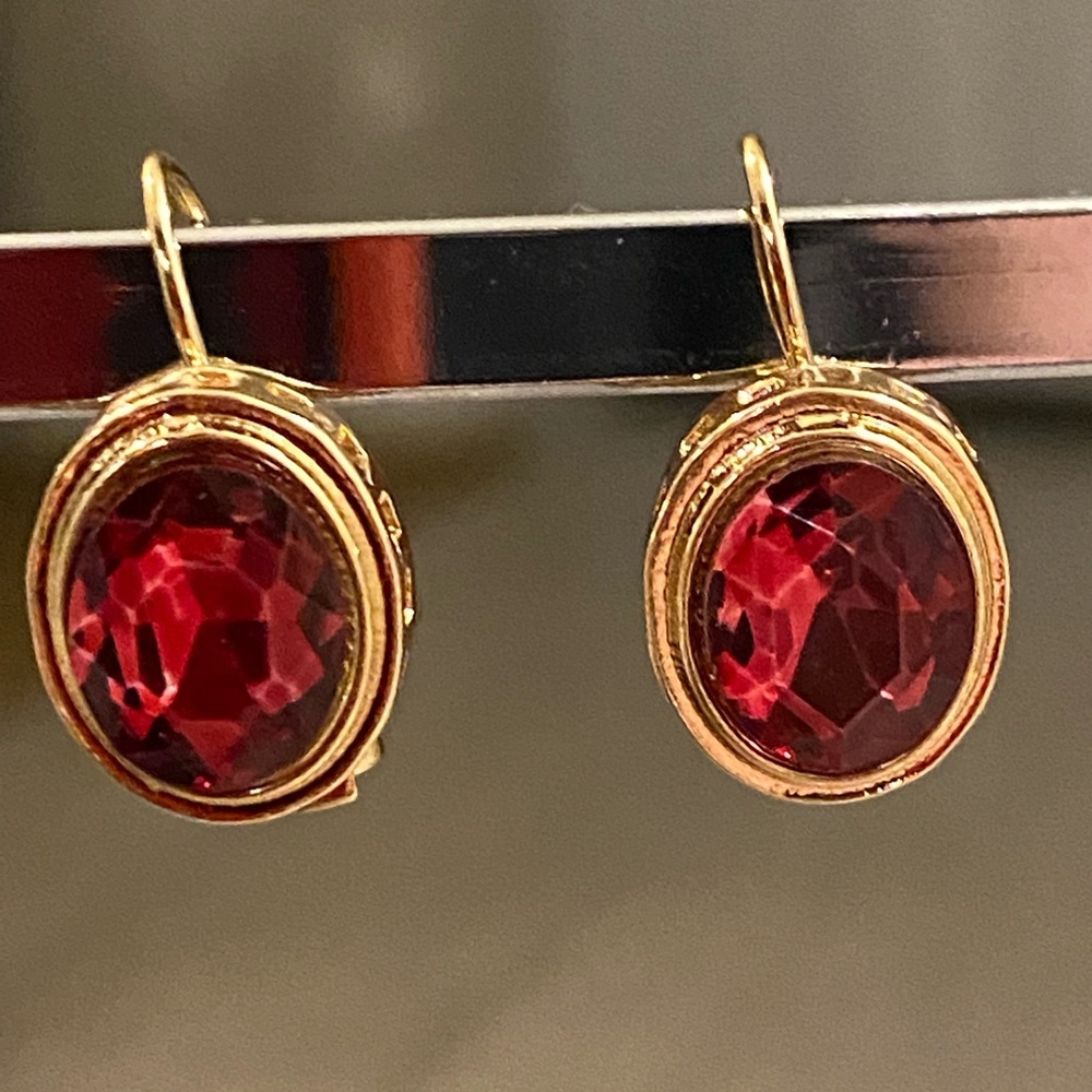 Stunning 14kt gold plated over metal Ruby drop earrings side clasp. - Picture 2 of 11
